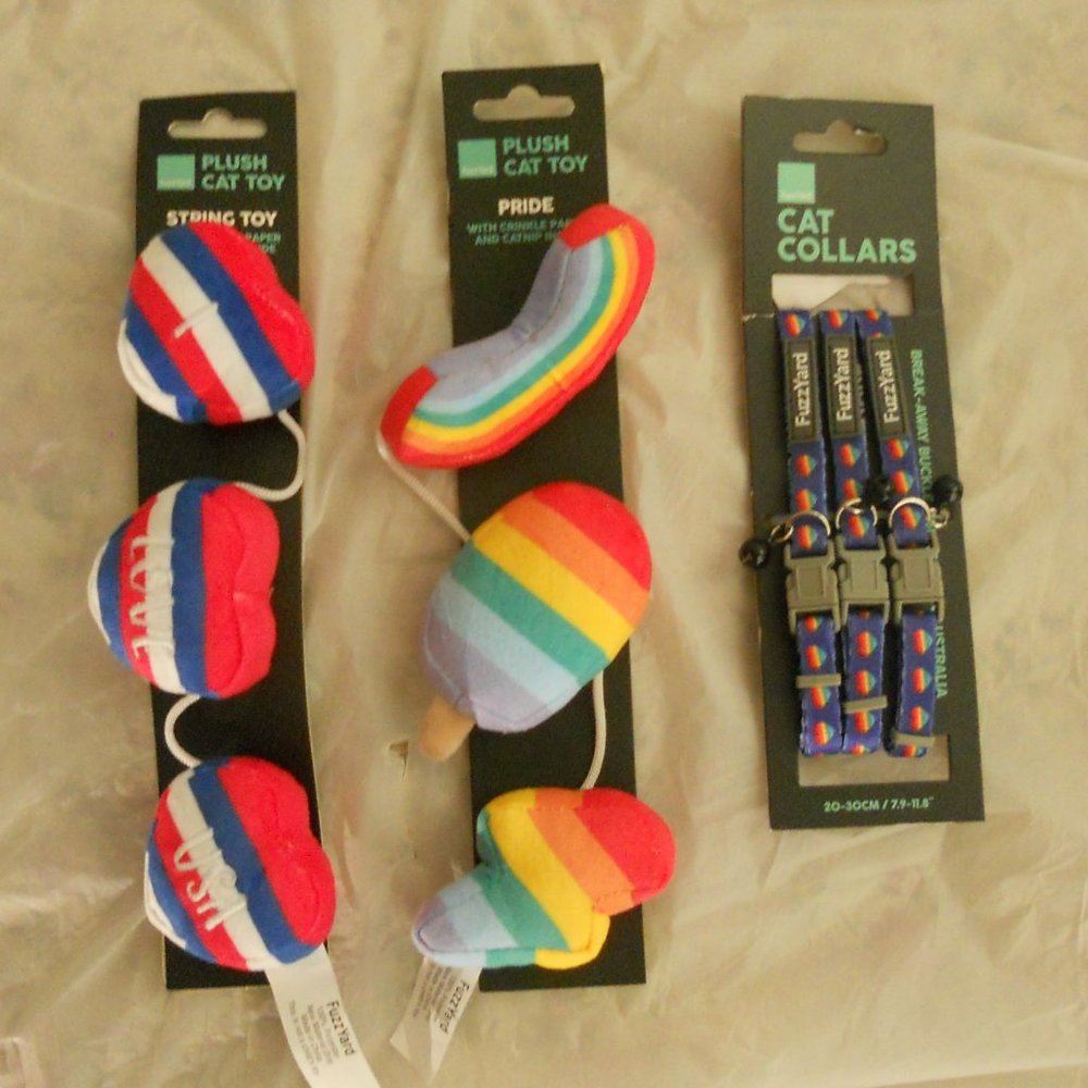 HP🎉 3pc FuzzYard Cat Pride/heart Red White N Blue Of 2 toys & 3 collars nib